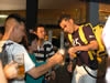 中島浩二さんがビールを注ぐ様子